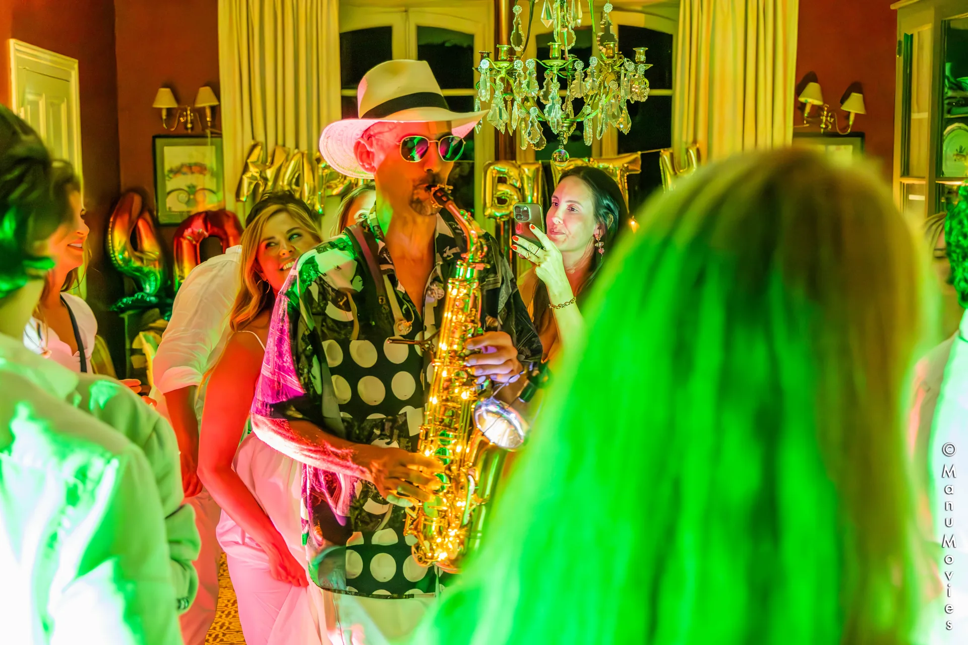 mikOsax, DJ saxophoniste, fait danser les invités d'un anniversaire sous le lustre du salon