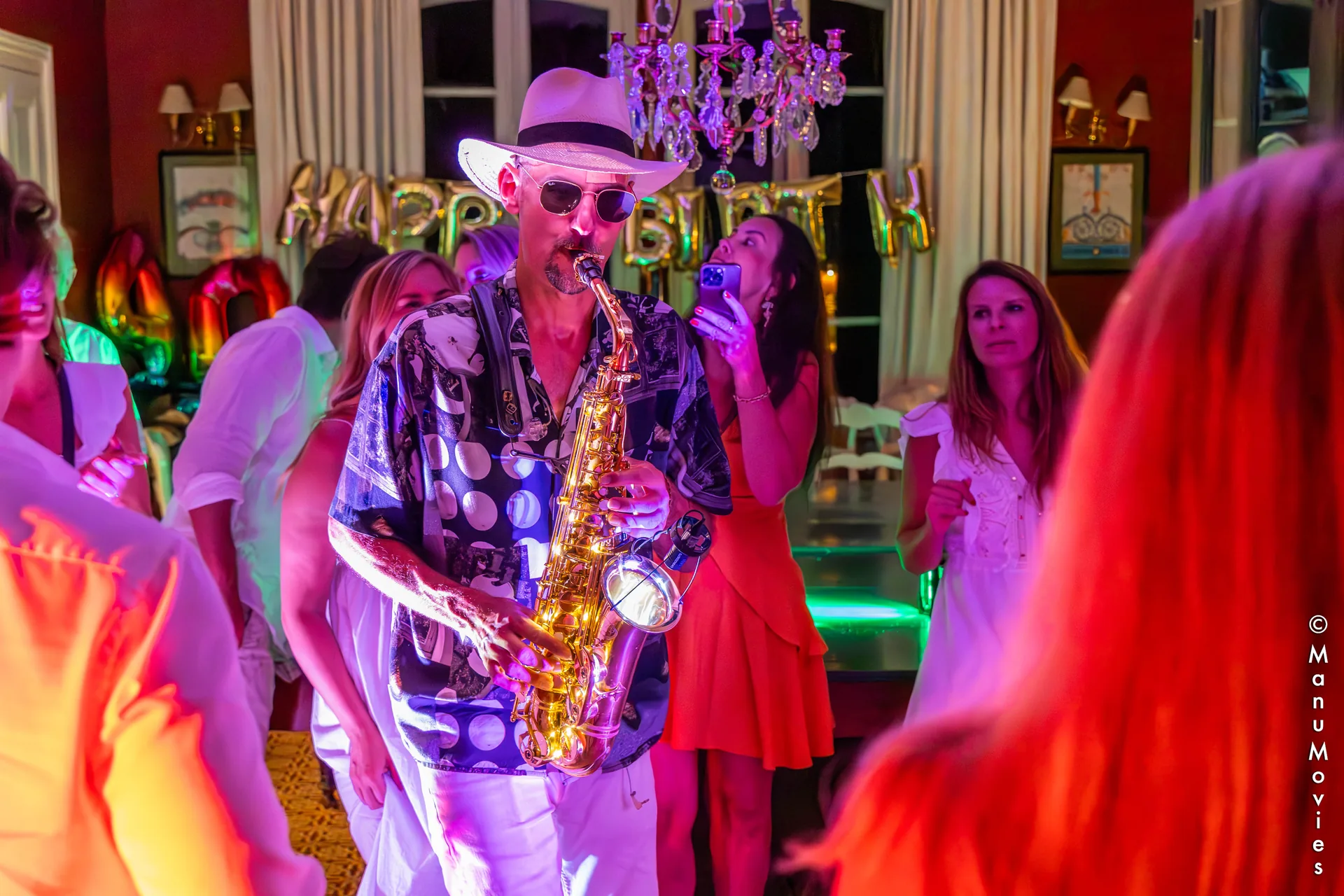 DJ sax pour anniversaire à Paris : mikOsax joue du saxophone au milieu des invités sous les ballons « Happy Birthday »