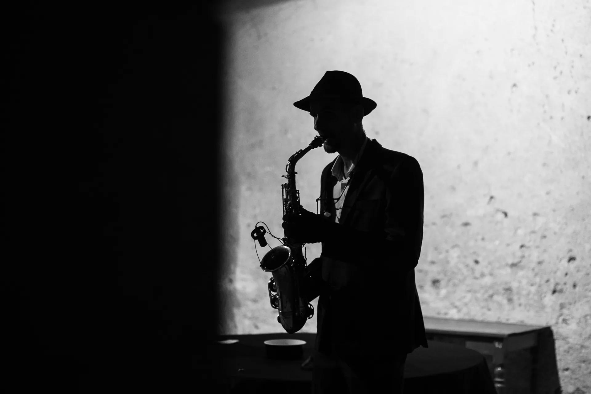 Silhouette en contre-jour de mikOsax jouant du saxophone lors d'un concert à Rouen (photo noir et blanc)
