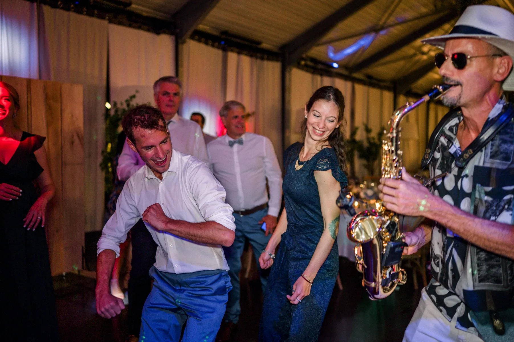 Les invités dansent autour du saxophoniste mikOsax pendant la partie dance d'un anniversaire
