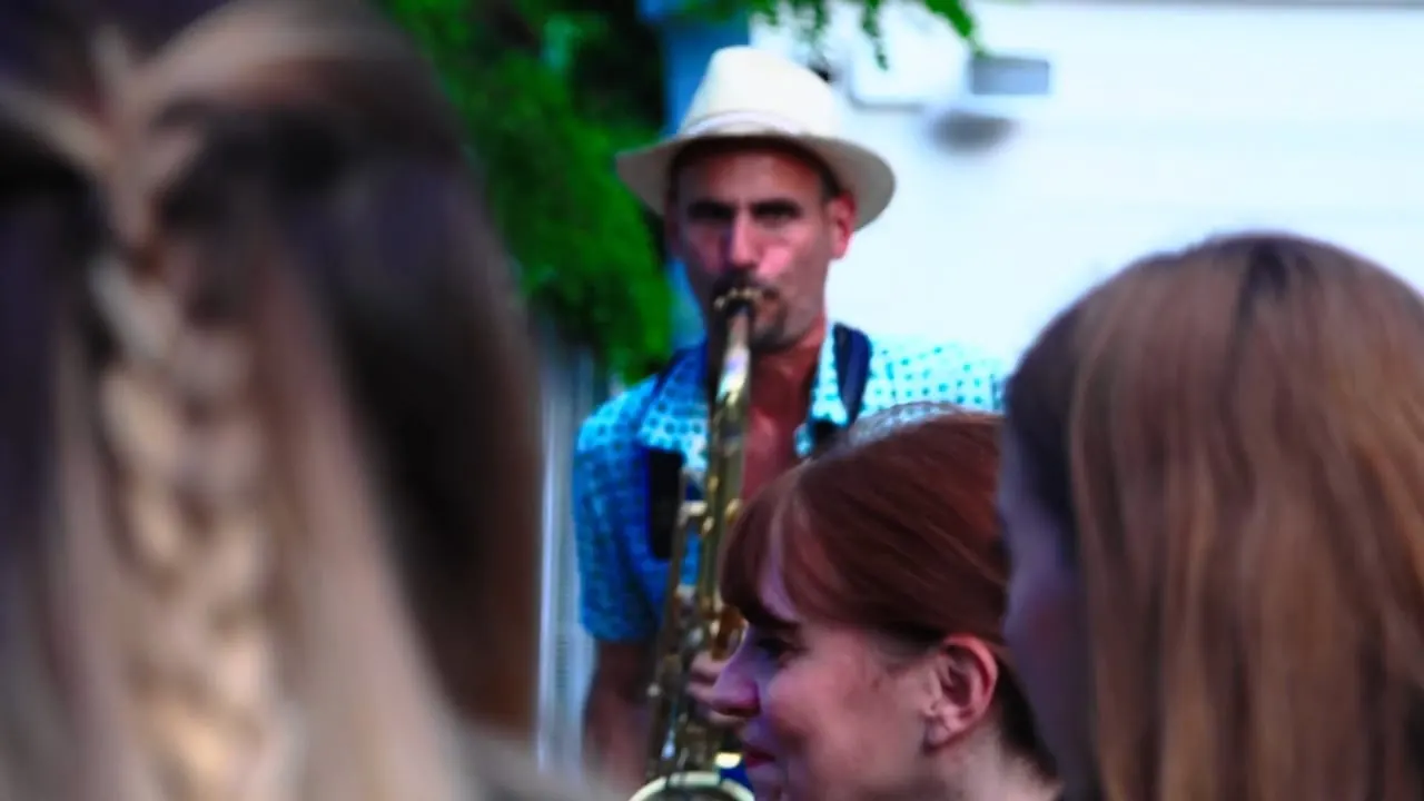 Vignette de la vidéo de mikOsax, DJ saxophoniste en événement d'entreprise à Paris
