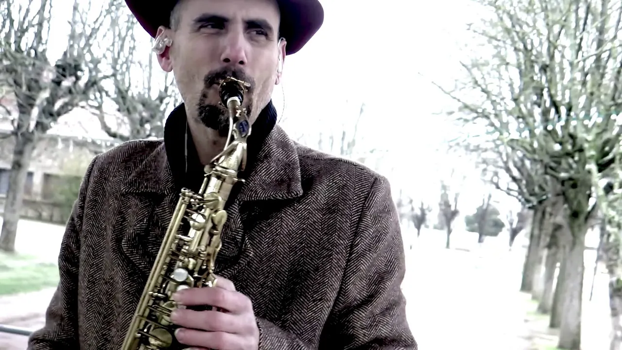 Thumbnail of the mikOsax YouTube video, saxophonist in Paris